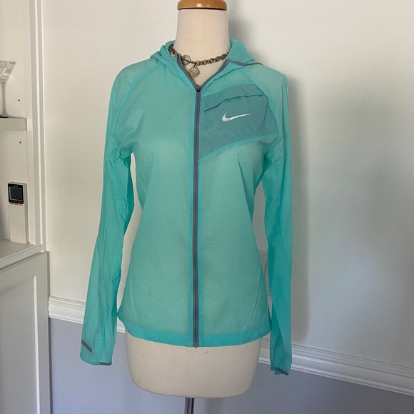 Nike extra Lightweight Windbreaker - Picture 2 of 10